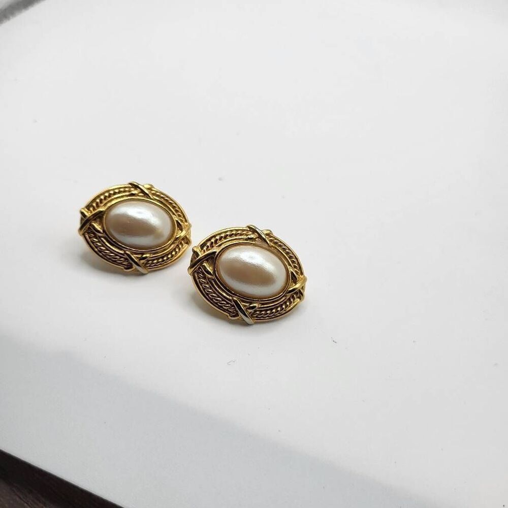 Vintage 80s Glam Pearl Cabochon Earrings signed with a Bullseye - Picture 4 of 4